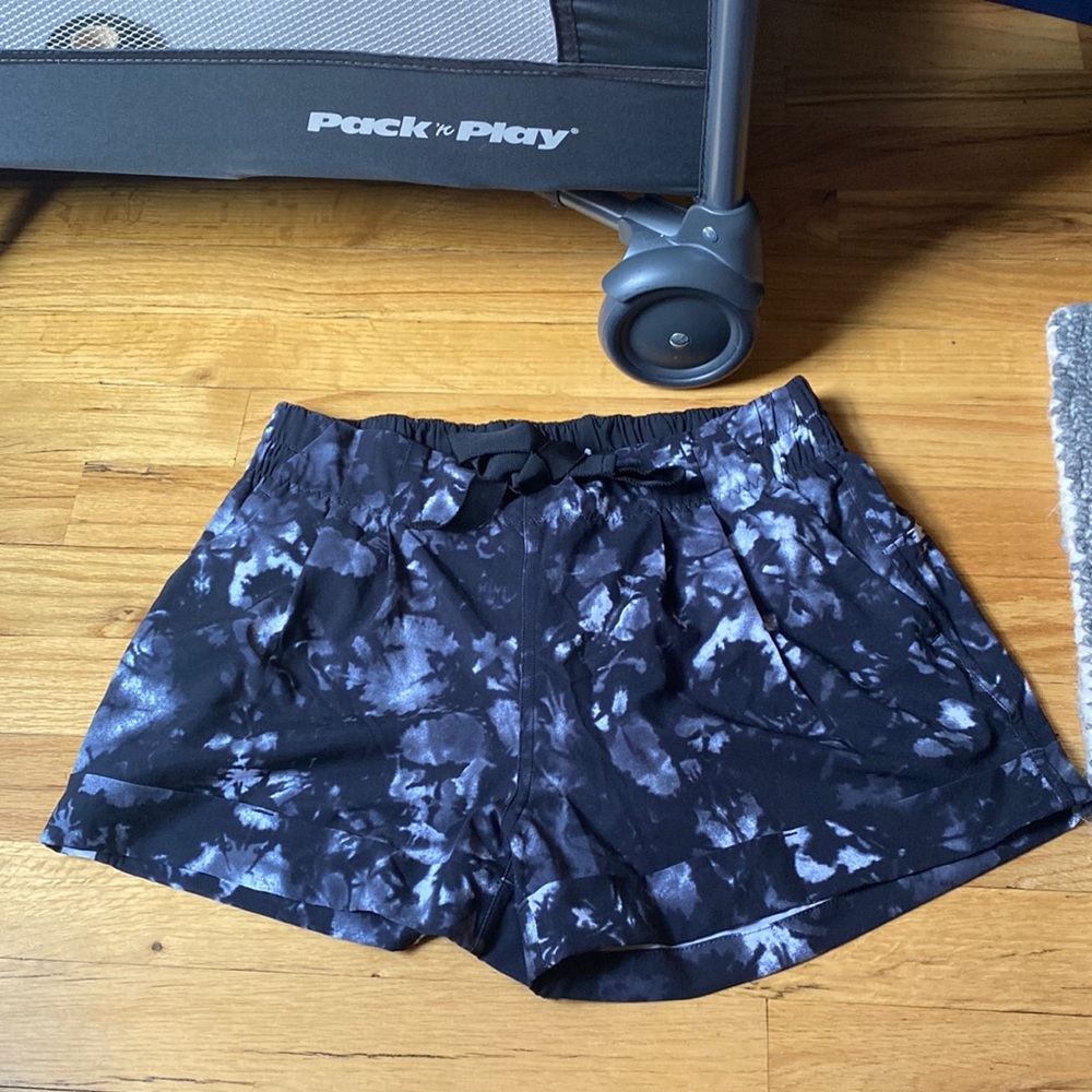 Lululemon Drawstring Shorts Discontinued Style Black and White Pattern Size 6